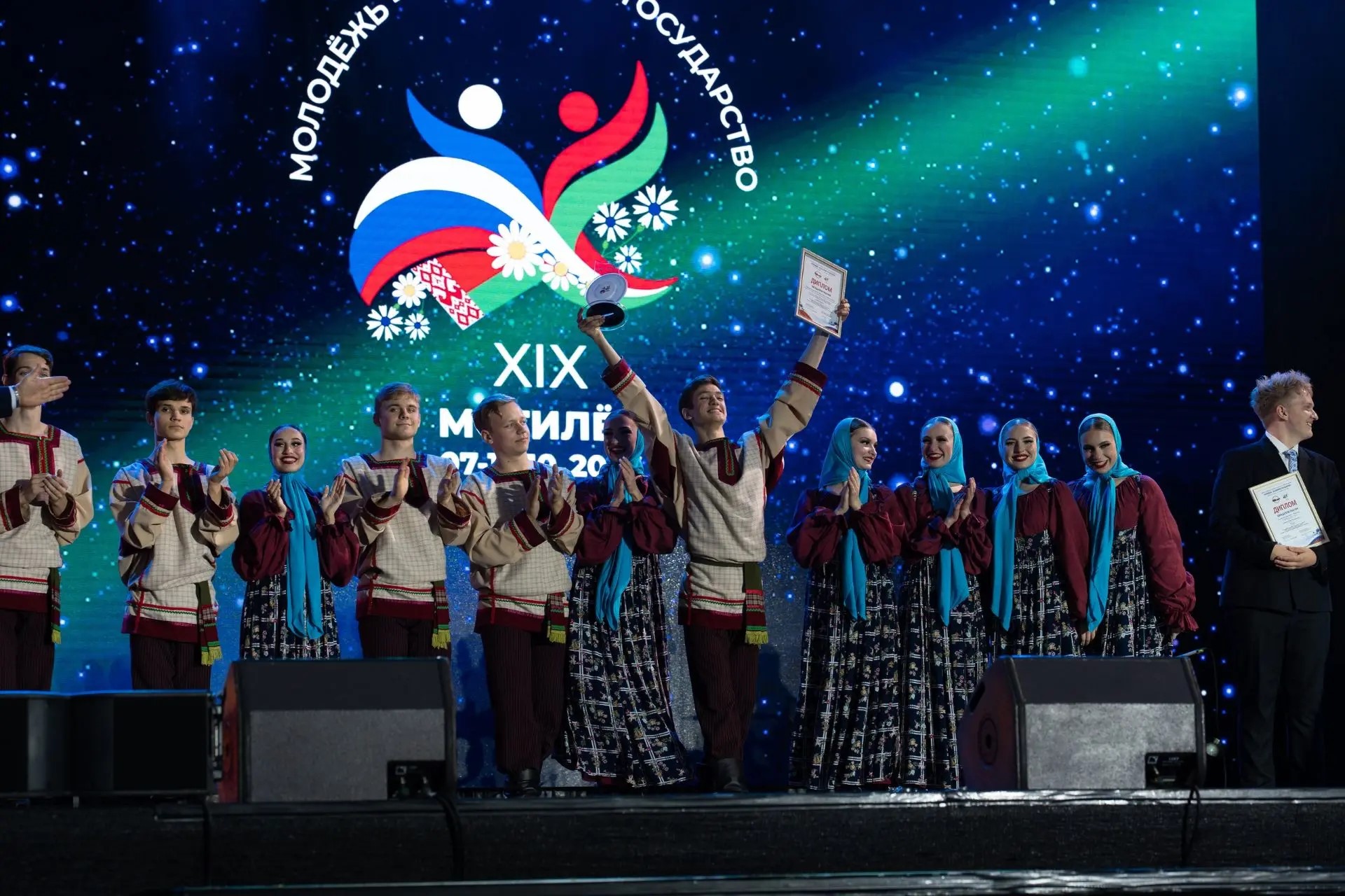 Награждение лауреатов и победителей фестиваля на главной сцене