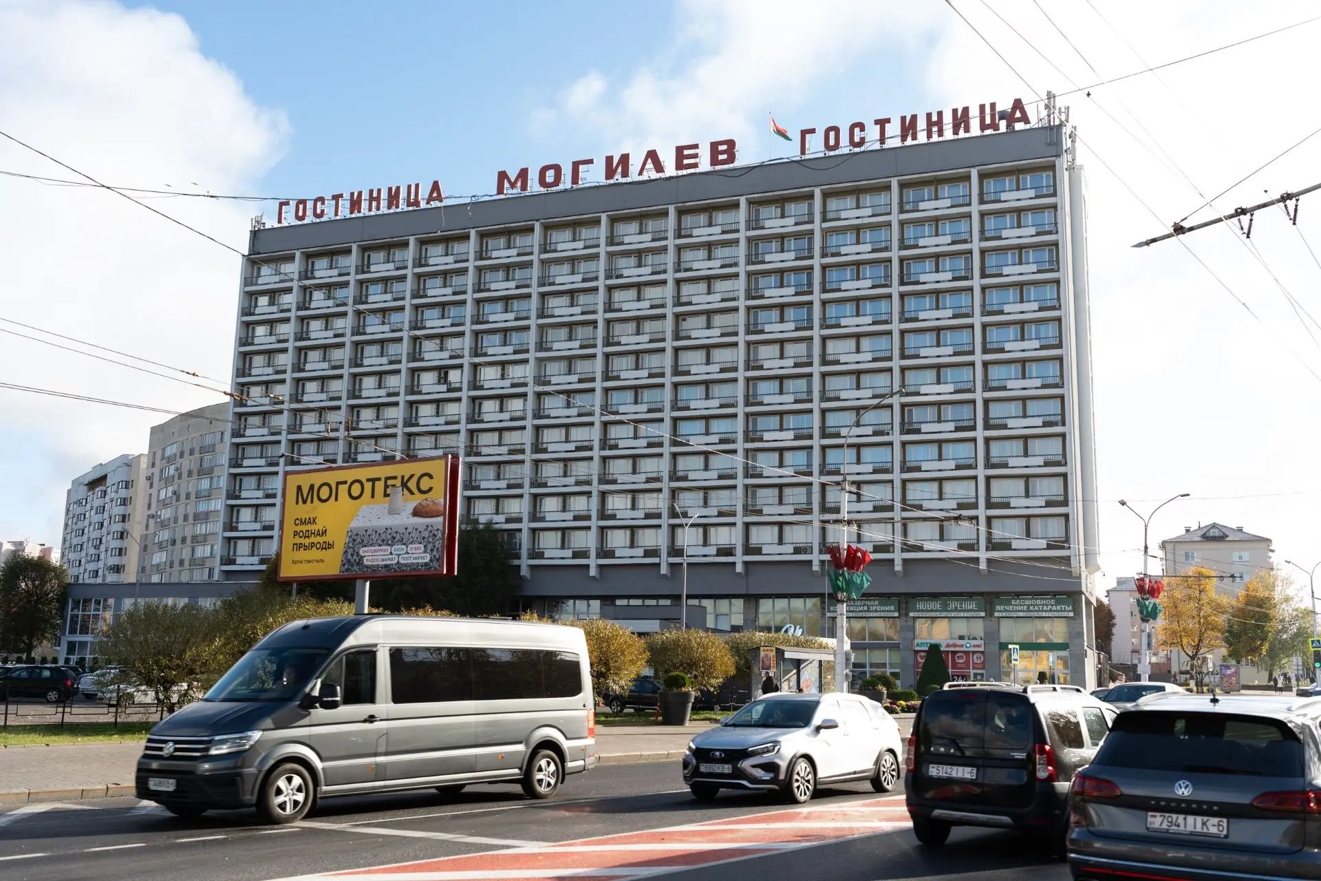Микроавтобус логистического сопровождения у гостиницы «Могилев»