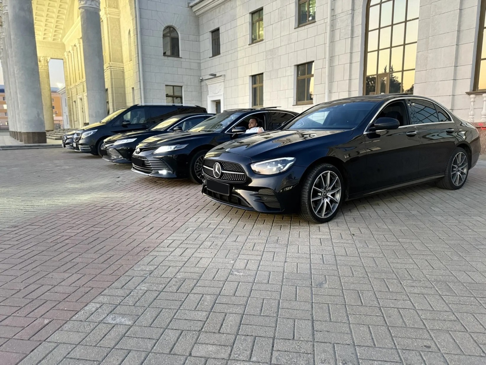 Автомобили бизнес-класса на VIP-парковке выставочного комплекса Иннопром